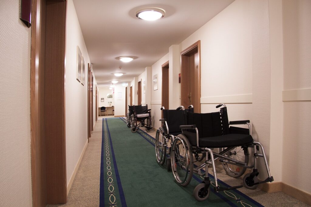 Αναπηρικά αμαξίδια σε διάδρομο